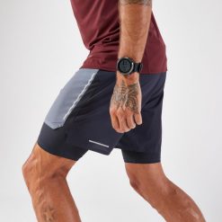 Spodenki do biegania w terenie męskie Kiprun Run Ultra 900 2w1. Szare szorty męskie KIPRUN, z materiału, bez kołnierzyka. Za 149.99 zł.