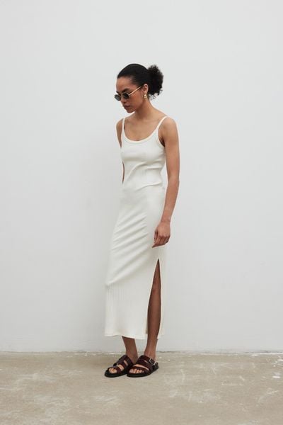 Sukienka na ramiączkach z prążkowanej dzianiny w kolorze ECRU - CARMEN MAXI-M/L. Sukienki damskie Marsala, l, bez wzorów, z bawełny, bez kołnierzyka, bez ramiączek, maxi. Za 249.90 zł.