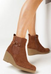 Brązowe Botki na Koturnie z Elastyczną Wstawką Christabelle. Brązowe botki damskie Born2be, eleganckie, bez obcasa, na koturnie, bez zapięcia. Za 139.99 zł.