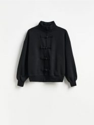Bluza z ozdobnym zapięciem - czarny. Czarne bluzy bez kaptura damskie Reserved, l, z bawełny. Za 139.99 zł.
