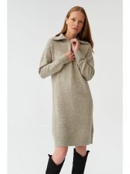 TATUUM Sukienka dzianinowa w kolorze beżowym rozmiar: XS. Brązowe sukienki damskie Tatuum, na co dzień, xs, bez wzorów, z dzianiny, bez kołnierzyka, bez ramiączek, midi, proste. Za 126.75 zł.