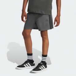 Szorty Essentials 3-Stripes Chelsea. Czarne szorty męskie Adidas, s, z materiału, na fitness i siłownię. Za 106.00 zł.