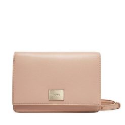 Torebka Calvin Klein. Czerwone listonoszki damskie CALVIN KLEIN, bez wzorów, bez dodatków. Za 219.99 zł.