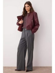 Trendyol Kurtka w kolorze bordowym ze skóry syntetycznej rozmiar: M. Czerwone kurtki damskie Trendyol, m, bez wzorów, ze skóry, bez kaptura. Za 165.31 zł.