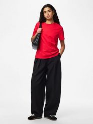 Pieces Koszulka "Pcria" w kolorze czerwonym rozmiar: XS. Czerwone bluzki damskie Pieces, xs, bez wzorów, z bawełny, bez kołnierzyka, bez ramiączek. Za 39.86 zł.