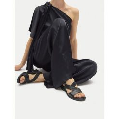 Sandały Lasocki. Czarne sandały damskie Lasocki, bez wzorów, bez obcasa, na płaskiej podeszwie. Za 119.99 zł.