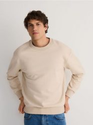 Bawełniana bluza regular fit - złamana biel. Bluzy bez kaptura męskie Reserved, l, z bawełny. W wyprzedaży za 59.99 zł.