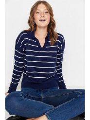 Trendyol Sweter w kolorze granatowo-białym rozmiar: M. Niebieskie swetry klasyczne damskie Trendyol, m, bez kołnierzyka. Za 86.99 zł.