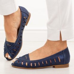 Granatowe ażurowe półbuty damskie Potocki 12392. Niebieskie półbuty damskie POTOCKI, w ażurowe wzory, ze skóry, eleganckie, bez obcasa, na płaskiej podeszwie. Za 169.00 zł.