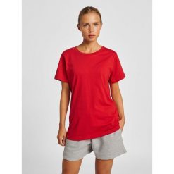 Koszulka damska Hummel Red Heavy. Czerwone bluzki damskie HUMMEL, s, bez wzorów, z bawełny, sportowe, bez kołnierzyka, bez ramiączek. Za 114.50 zł.