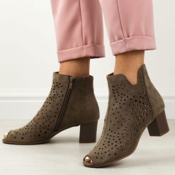 Brązowe zamszowe botki damskie na słupku, sandały Jezzi Asa169-11. Brązowe botki damskie Jezzi, na jesień, ze skóry, eleganckie, z otwartym noskiem, bez obcasa, na słupku, bez zapięcia. Za 199.00 zł.