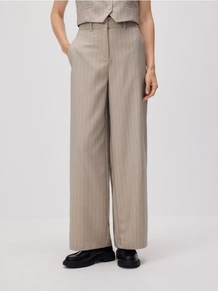 Spodnie w paski - wielobarwny. Spodnie materiałowe damskie Reserved, bez wzorów, z tkaniny. W wyprzedaży za 89.99 zł.