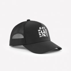 Czapka turystyczna z daszkiem Quechua Trucker 500. Czarne czapki męskie FORCLAZ, bez wzorów, z elastanu. Za 69.99 zł.