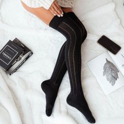 Czarne ażurowe zakolanówki z warkoczem 223. Czarne skarpetki damskie Milena, w ażurowe wzory, z bawełny. Za 29.00 zł.