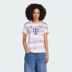 Koszulka FC Bayern 25/26 Away. Białe bluzki damskie Adidas, xs, bez wzorów, sportowe, bez kołnierzyka, bez ramiączek. Za 439.00 zł.