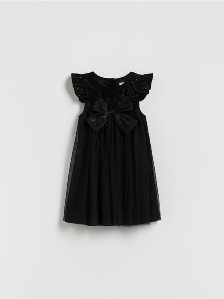 Sukienka z kokardą - czarny. Czarne sukienki dziewczęce Reserved, bez wzorów, z materiału, bez ramiączek. Za 69.99 zł.