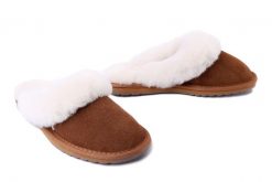 EMU AUSTRALIA W10015 JOLIE chestnut, kapcie/klapki damskie. Brązowe klapki damskie Emu Australia, bez wzorów, ze skóry, bez obcasa. Za 349.90 zł.