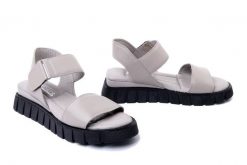 ARTIKER RELAKS 54C0775 szary, sandały damskie. Szare sandały damskie Artiker Relaks, bez wzorów, ze skóry, bez obcasa, na koturnie. Za 182.94 zł.