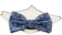 Niebieska Mucha z Białą Poszetką -CHATTIER- Męska, w Orientalny Wzór. Niebieskie krawaty i muchy męskie Chattier, bez wzorów, eleganckie. Za 59.00 zł.