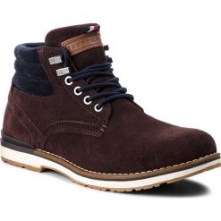 Trapery TOMMY HILFIGER - Outdoor Suede Boot FM0FM01748 Coffee Bean 212. Brązowe buty zimowe męskie Tommy Hilfiger, z materiału, bez zapięcia. W wyprzedaży za 359.00 zł.