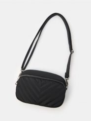 Mała pikowana torebka typu crossbody - czarny. Czarne torebki klasyczne damskie Sinsay, bez wzorów, małe, pikowane, bez dodatków. W wyprzedaży za 22.99 zł.