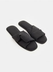 Otwarte muślinowe kapcie - szary. Szare kapcie damskie Sinsay. Za 25.99 zł.