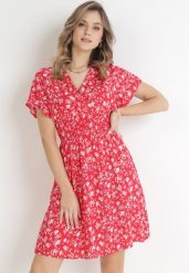 Czerwona Kwiecista Sukienka Mini z Wiskozy z Marszczoną Gumką w Pasie Catela. Czerwone sukienki damskie Born2be, na wiosnę, l, bez wzorów, z wiskozy, bez kołnierzyka, bez ramiączek, mini, kopertowe. W wyprzedaży za 55.99 zł.