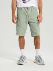 Szorty jeansowe jogger - zielony. Zielone szorty męskie Sinsay, z jeansu, bez kołnierzyka. W wyprzedaży za 39.99 zł.