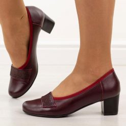 Bordowe skórzane Polskie czółenka damskie na obcasie Gregors 1060. Czerwone czółenka damskie GREGORS, z aplikacjami, ze skóry, z okrągłym noskiem, bez obcasa, na obcasie. Za 379.00 zł.