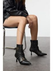 Trendyol Botki w kolorze czarnym rozmiar: 38. Czarne botki damskie Trendyol, eleganckie, bez obcasa, bez zapięcia. Za 121.99 zł.