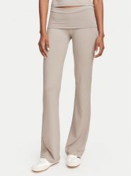 Guess Legginsy V6YB24 K4713 Beżowy ciemny Flare Fit. Brązowe legginsy sportowe damskie Guess, xl, z aplikacjami, z syntetyku. Za 264.99 zł.