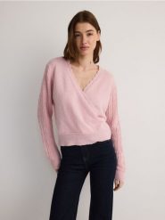Kopertowy sweter - brudny róż. Czerwone swetry klasyczne damskie Reserved, l, z dzianiny, bez kołnierzyka. W wyprzedaży za 39.99 zł.