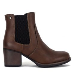 Botki Clara Barson. Brązowe botki damskie Clara Barson, bez obcasa, na słupku, bez zapięcia. Za 149.99 zł.