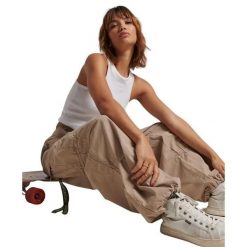 Damskie spodnie spadochronowe typu baggy Superdry. Brązowe spodnie dresowe damskie Superdry., bez wzorów. Za 428.40 zł.