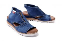 ARTIKER RELAKS 46C0214 jeans, sandały damskie. Niebieskie sandały damskie Artiker Relaks, bez wzorów, z jeansu, bez obcasa, na koturnie. Za 195.93 zł.