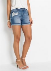 Szorty dżinsowe z ozdobną aplikacją. Niebieskie szorty damskie bonprix, z aplikacjami, z jeansu. Za 119.99 zł.