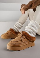 Brązowe Rustykalne Śniegowce z Niską Cholewką Zdobione Futrem i Kokardą Tuspena. Brązowe śniegowce damskie Renee, z dzianiny, przed kostkę. Za 99.99 zł.