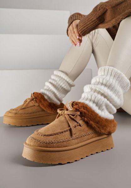 Brązowe Rustykalne Śniegowce z Niską Cholewką Zdobione Futrem i Kokardą Tuspena. Brązowe śniegowce damskie Renee, z dzianiny, przed kostkę. Za 99.99 zł.