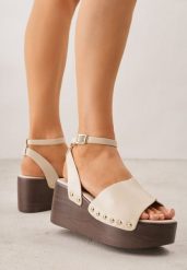 Beżowe Sandały na Platformie i Koturnie z Nitami po Bokach Zaehesh. Brązowe sandały damskie Renee, bez wzorów, z jeansu, bez obcasa, na koturnie. Za 99.99 zł.