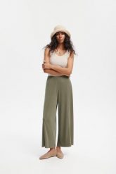 SPODNIE KATE OLIWKOWE XL - Flawless. Zielone spodnie materiałowe damskie Flawless, bez wzorów, z materiału, eleganckie, z podwyższonym stanem. Za 349.00 zł.