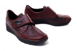 RIEKER 537C0-35 red, półbuty damskie. Czerwone półbuty damskie Rieker, bez wzorów, bez obcasa, na koturnie. Za 203.94 zł.