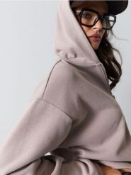 Rozpinana bluza dresowa z kapturem, z grubej prążkowanej dzianiny - kremowy. Białe bluzy sportowe damskie Sinsay, l, bez wzorów, z dresówki, bez ramiączek, z kapturem. Za 59.99 zł.