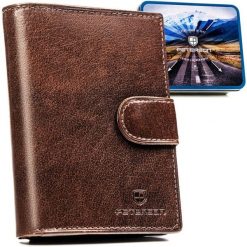 Klasyczny, skórzany portfel męski w brązowym kolorze zamykany zatrzaskiem - Peterson. Brązowe portfele męskie Peterson, bez wzorów, ze skóry. Za 89.99 zł.