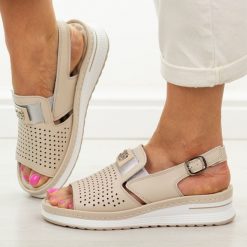 Beżowe skórzane sandały damskie Jezzi 9760. Brązowe sandały damskie Jezzi, z aplikacjami, z gumy, bez obcasa, na platformie. Za 229.00 zł.