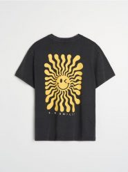 Bawełniana koszulka z nadrukiem Smiley - fioletowy. Fioletowe t-shirty damskie Sinsay, l, bez wzorów, z bawełny, bez kołnierzyka. Za 39.99 zł.