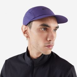 Czapka z daszkiem do biegania Kiprun ultralekka. Fioletowe czapki męskie KIPRUN, bez wzorów, z elastanu. Za 54.99 zł.