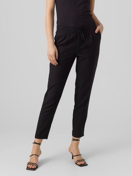 Vero Moda Spodnie materiałowe Jesmilo 10279691 Czarny Regular Fit. Czarne spodnie materiałowe damskie Vero Moda, bez wzorów, ze lnu. Za 139.99 zł.