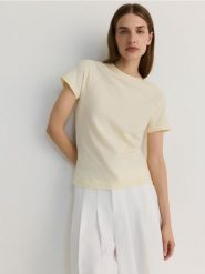 T-shirt w sportowym stylu - jasnożółty. Żółte t-shirty damskie Reserved, l, bez wzorów, z bawełny, bez kołnierzyka. W wyprzedaży za 49.99 zł.