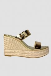 MICHAEL KORS Złote sandały Lucinda Wedge. Żółte sandały damskie Michael Kors, bez wzorów, bez obcasa. W wyprzedaży za 549.99 zł.
