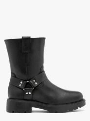 Botki typu biker z metalowymi ozdobami. Czarne botki damskie Ryłko, ze skóry, z okrągłym noskiem, bez obcasa, bez zapięcia. Za 479.99 zł.